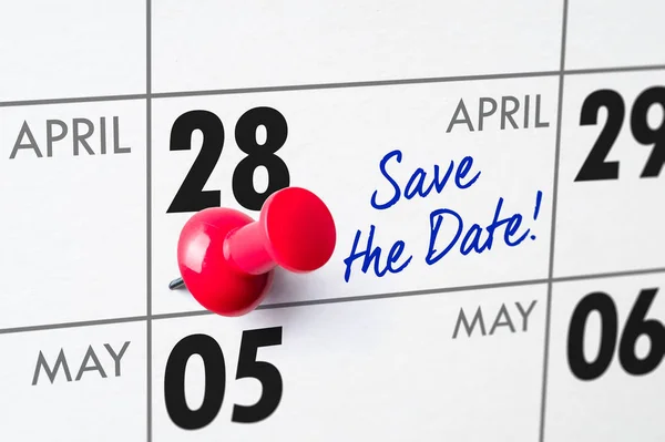 El calendario de pared con el alfiler rojo - 28 de abril — Foto de Stock