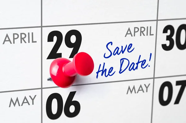 El calendario de pared con el alfiler rojo - 29 de abril — Foto de Stock