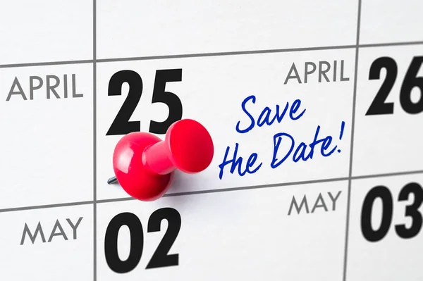 El calendario de pared con el alfiler rojo - 25 de abril — Foto de Stock