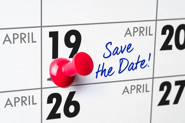 Calendário de parede com um alfinete vermelho - 19 de abril — Fotografia de Stock