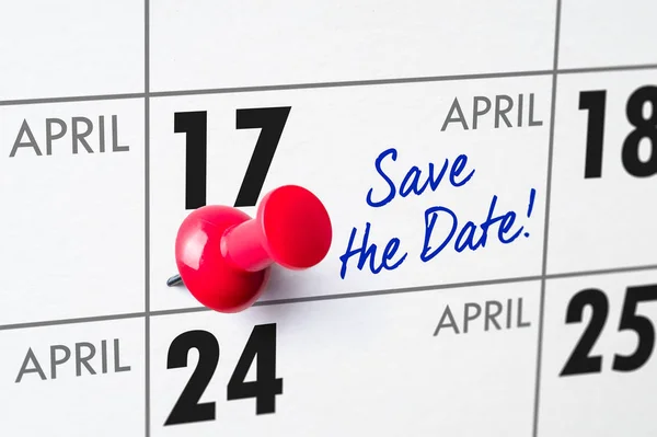 Календарь с красной булавкой - 17 апреля — стоковое фото