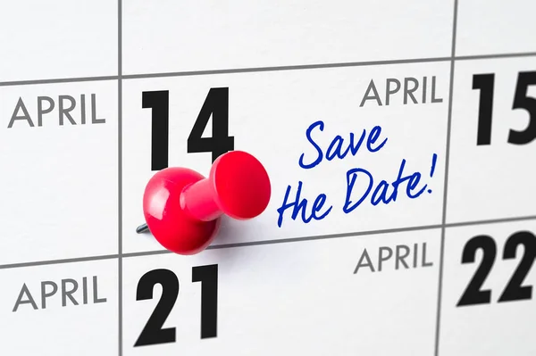 Calendario da parete con uno spillo rosso - 14 aprile — Foto Stock