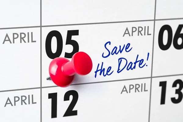 Calendarul de perete cu un ac roșu - 05 aprilie — Fotografie, imagine de stoc
