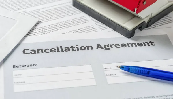 A Cancellation agreement with a pen on a desk — Stock Photo, Image