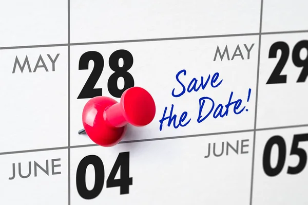 Настенный календарь с красной булавкой - 28 мая — стоковое фото