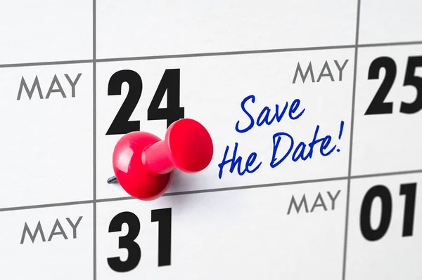 Calendario de pared con un alfiler rojo - 24 de mayo —  Fotos de Stock
