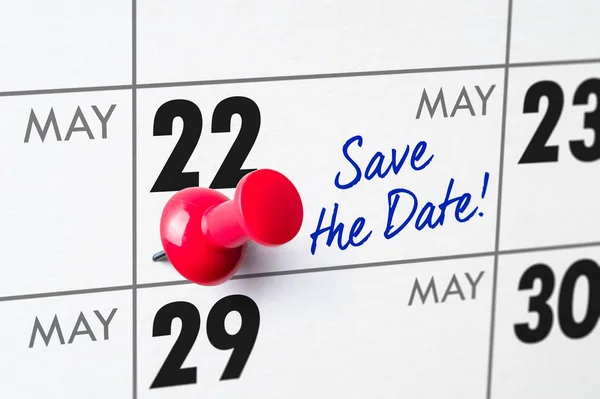 Настенный календарь с красной булавкой - 22 мая — стоковое фото