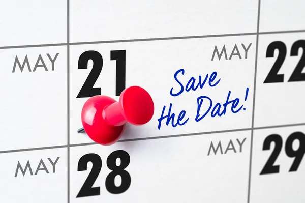 Настенный календарь с красной булавкой - 21 мая — стоковое фото