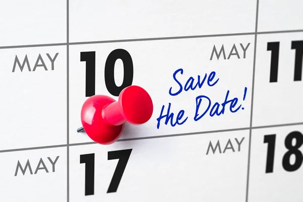 Настенный календарь с красной булавкой - 10 мая — стоковое фото