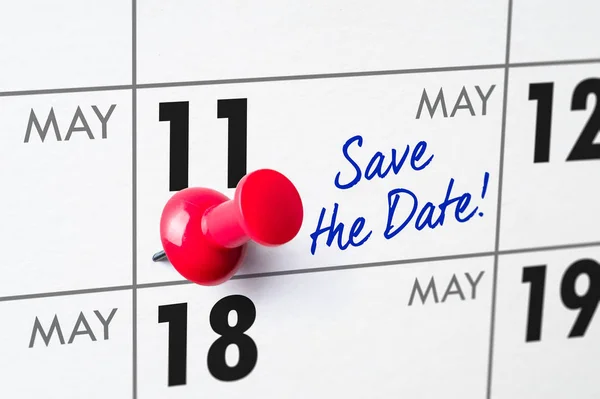 Calendario de pared con un alfiler rojo - 11 de mayo —  Fotos de Stock