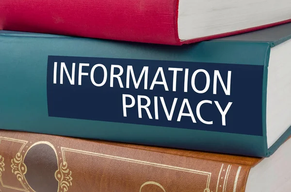 Un libro dal titolo Informazioni Privacy scritta sulla colonna vertebrale — Foto Stock