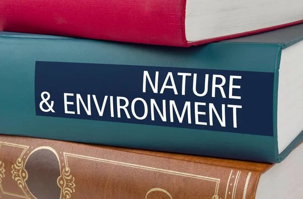 写在脊柱上的书名自然与环境书 — 图库照片