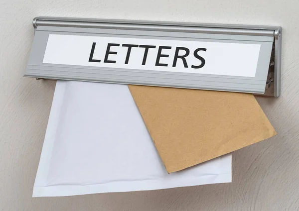 Une boîte aux lettres avec l'étiquette Lettres — Photo