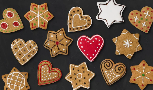 Several gingerbread hearts and stars on a dark background — ストック写真