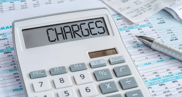 Een rekenmachine met het woord Charges op het display — Stockfoto