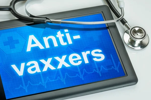 Tableta con el texto Anti-Vaxxers la pantalla — Foto de Stock