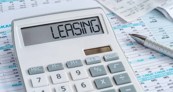 Una calculadora con la palabra Leasing en la pantalla —  Fotos de Stock