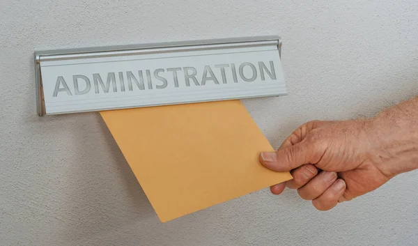 Uma caixa de correio com a inscrição Administração — Fotografia de Stock