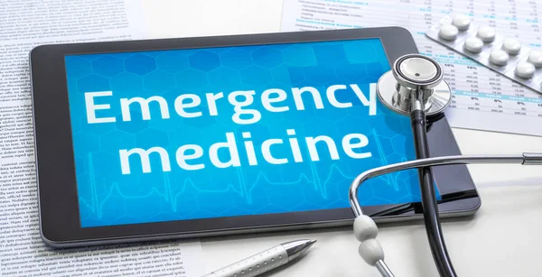 The word Emergency medicine on the display of a tablet — Stock Photo, Image