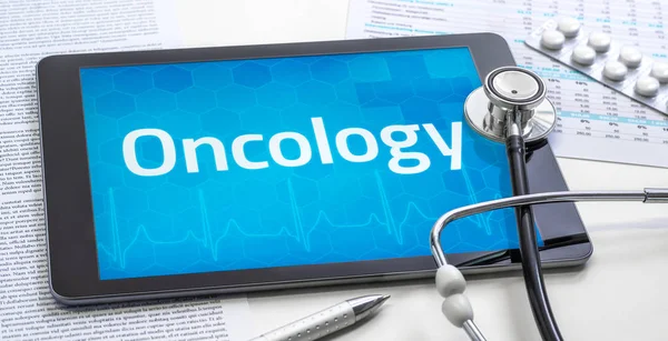 A palavra Oncologia na exibição de um tablet — Fotografia de Stock