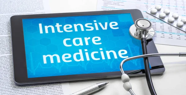 Het woord Intensive care medicine op het display van een tablet — Stockfoto