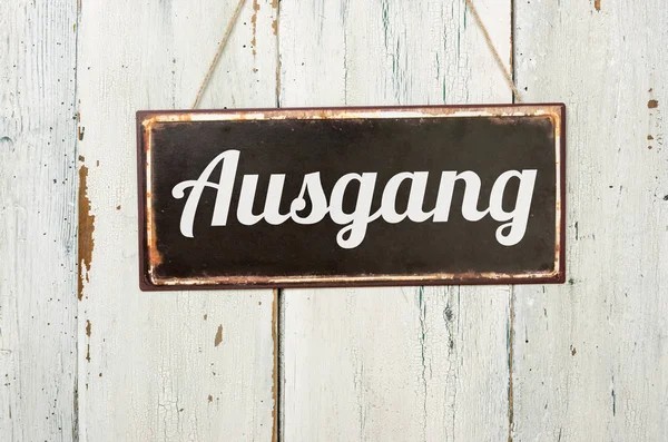 Stary Metalowy Znak Przed Białą Drewnianą Ścianą Ausgang Niemieckie Słowo — Zdjęcie stockowe
