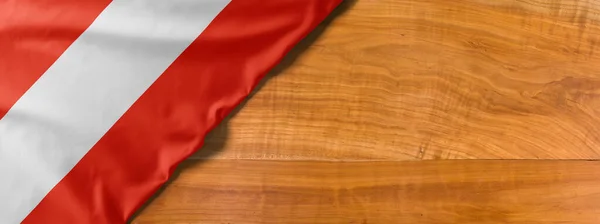 Bandiera nazionale dell'Austria su uno sfondo di legno con spazio di copia — Foto Stock