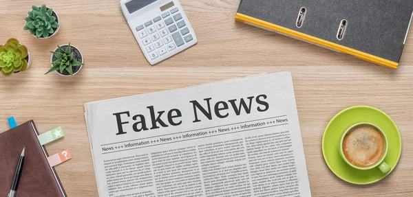 Μια Εφημερίδα Ένα Γραφείο Τίτλο Fake News — Φωτογραφία Αρχείου