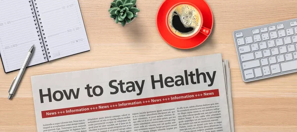机の上の新聞 健康を維持する方法 — ストック写真