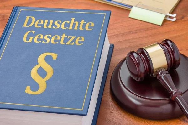 Ένα Νομικό Βιβλίο Σφυρί Γερμανικό Δίκαιο Deutsche Gesetze — Φωτογραφία Αρχείου