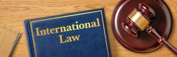 Mazo Con Libro Leyes Derecho Internacional — Foto de Stock