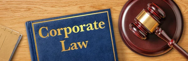 Mazo Con Libro Leyes Derecho Corporativo — Foto de Stock