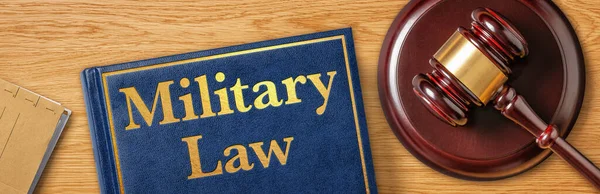 Ein Hammer Mit Einem Gesetzbuch Militärrecht — Stockfoto