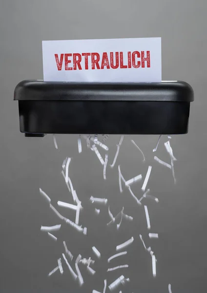 Una Trituradora Destruyendo Documento Confidencial Vertraulich German — Foto de Stock