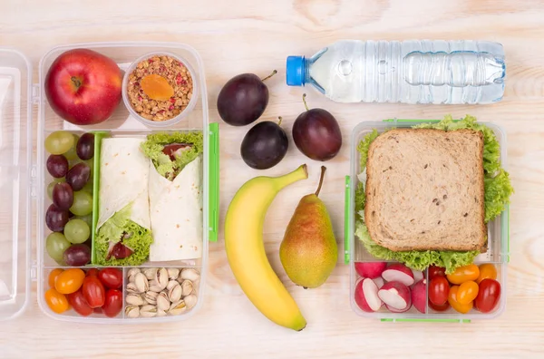 Comida para almoço, lancheiras com sanduíches, frutas, legumes e água — Fotografia de Stock