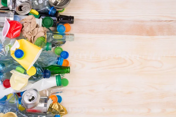 Śmieci, które mogą zostać poddane recyklingowi na podłoże drewniane — Zdjęcie stockowe