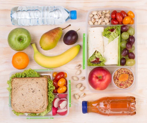 Yemek yemek, sandviç, meyve, sebze ve içecekler ile beslenme çantaları için — Stok fotoğraf