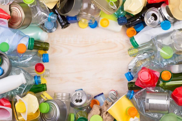 Basura que se puede reciclar sobre fondo de madera — Foto de Stock