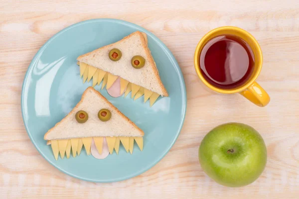 Sándwiches divertidos para niños en forma de monstruos —  Fotos de Stock