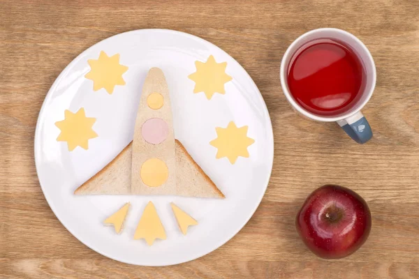 Grappige sandwich voor kinderen in de vorm van een raket — Stockfoto