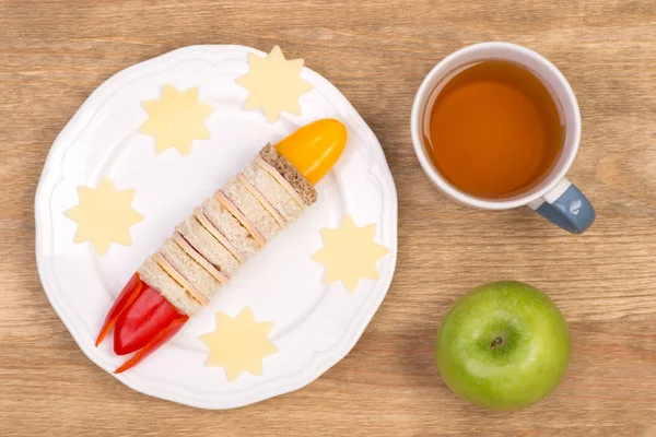 Веселий бутерброд для дітей у формі ракети — стокове фото