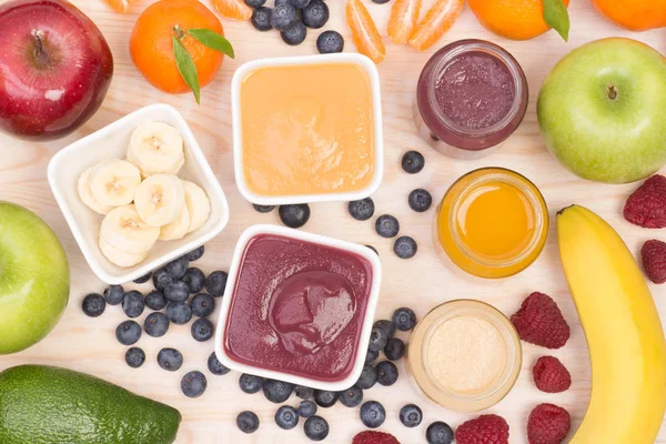 Bir bebek için meyve smoothies — Stok fotoğraf
