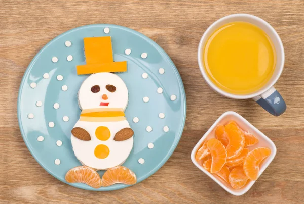 Смешной сэндвич для детей в форме снеговика — стоковое фото