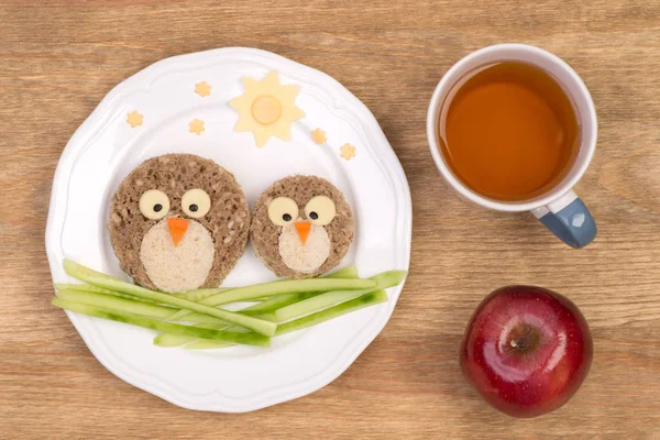 Αστεία σάντουιτς για παιδιά σε σχήμα πουλιών — Φωτογραφία Αρχείου