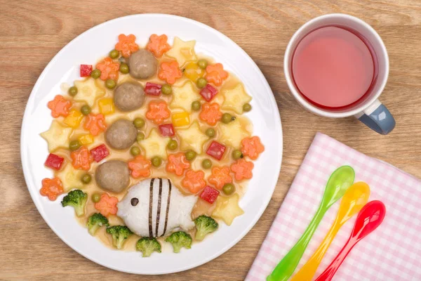 М'ясні кульки з овочами з рисом, мила їжа для дитини — стокове фото