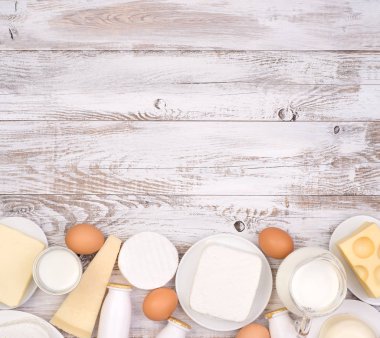 süt ve süt ürünleri üzerinde ahşap masa, üstten görünüm 