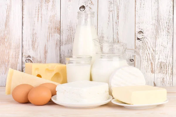 Productos lácteos sobre mesa de madera — Foto de Stock