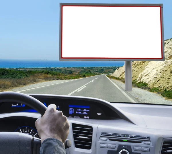Lege billboard gezien vanuit een auto — Stockfoto