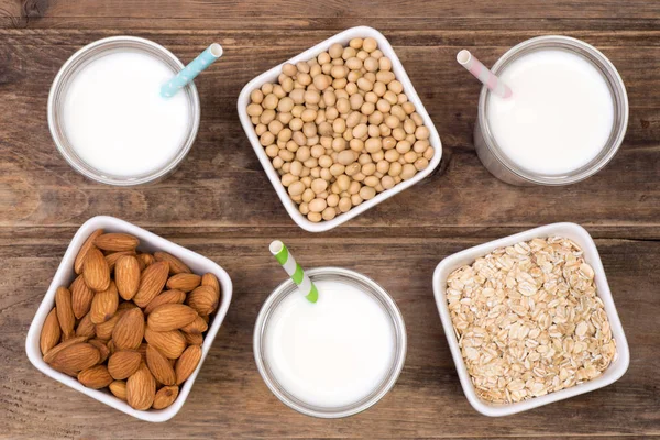 杏仁、 大豆、 燕麦牛奶 alternatioves 顶视图与副本空间 — 图库照片