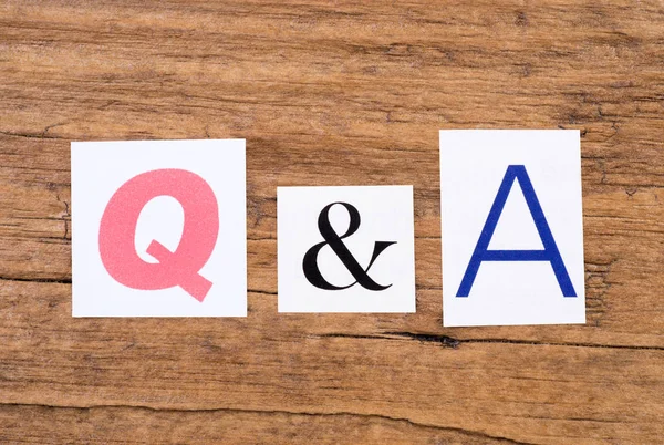 Frase "Q y A" sobre fondo de madera — Foto de Stock